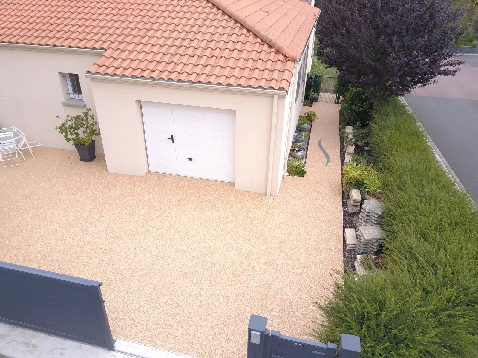 Cour en moquette de pierre beige avec motif vague, vue drone