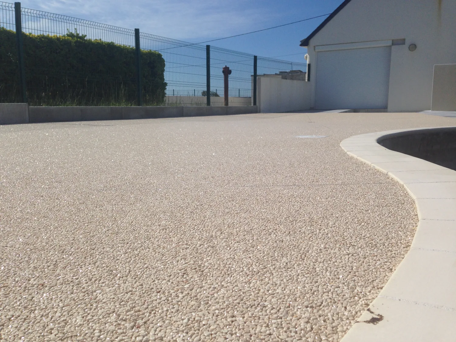 Allée en moquette de pierre grise avec caniveau