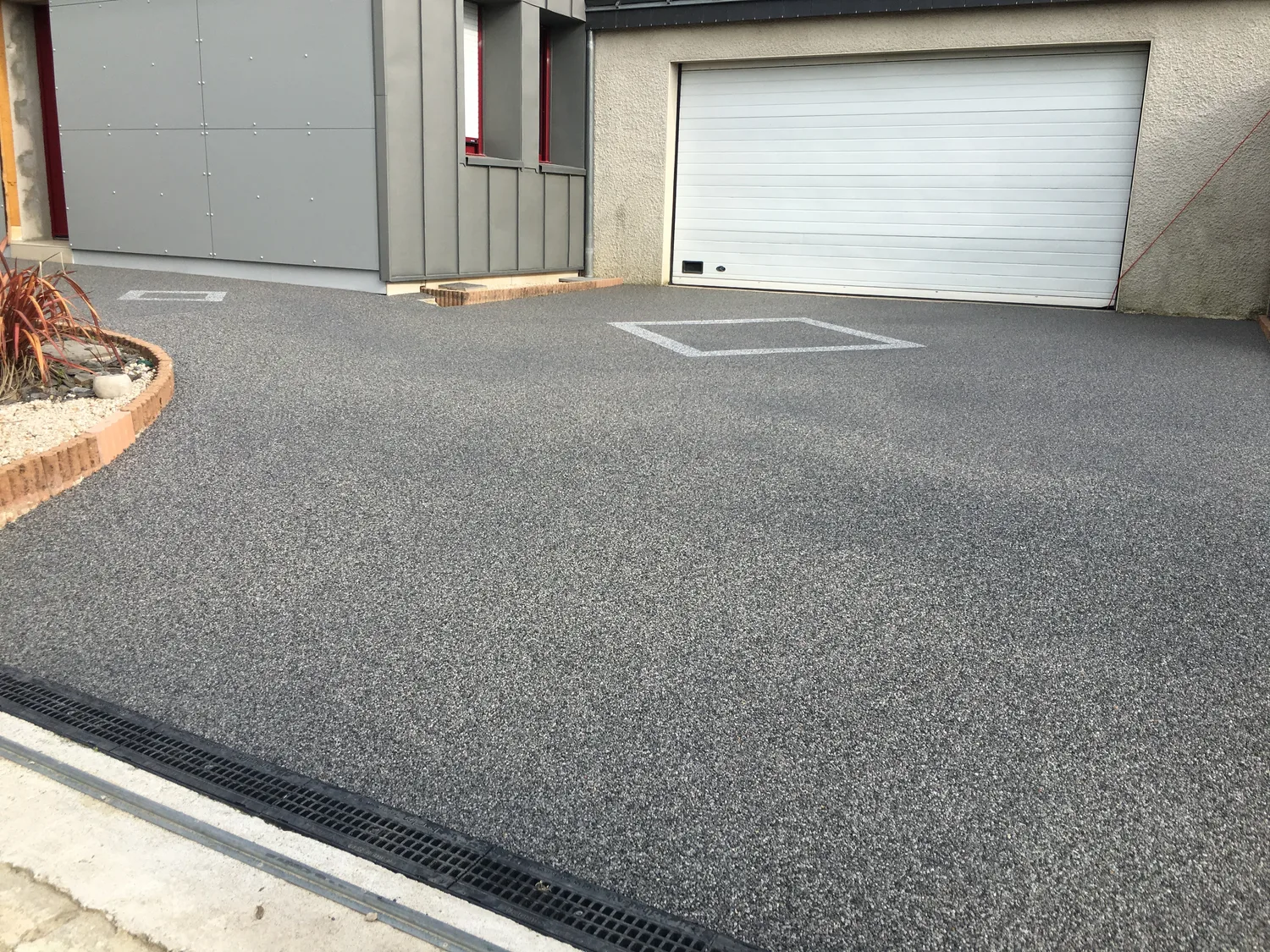 Allée en moquette de pierre gris foncé avec caniveau