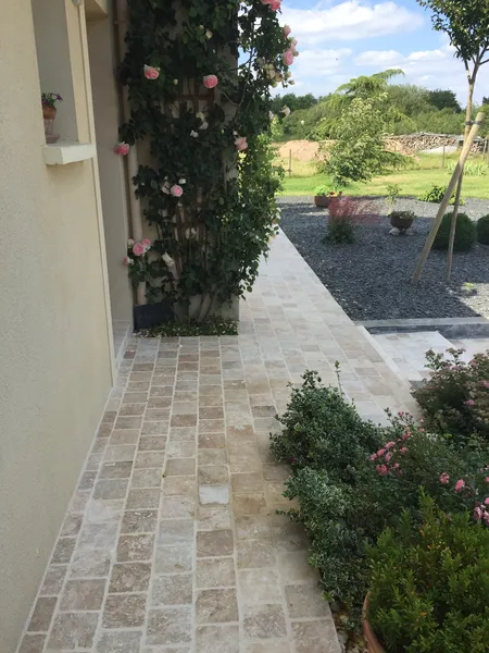 Angle de maison habillé en parement de pierre