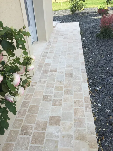 Mur en briquettes de parement clair