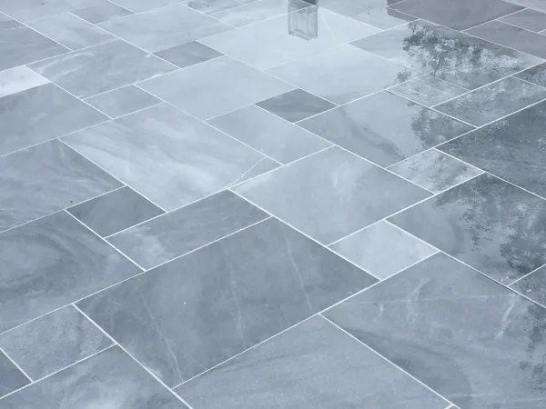 Détail de terrasse en dalles ardoise