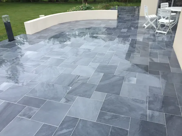 Terrasse en dalles bleu-ardoise avec courbe