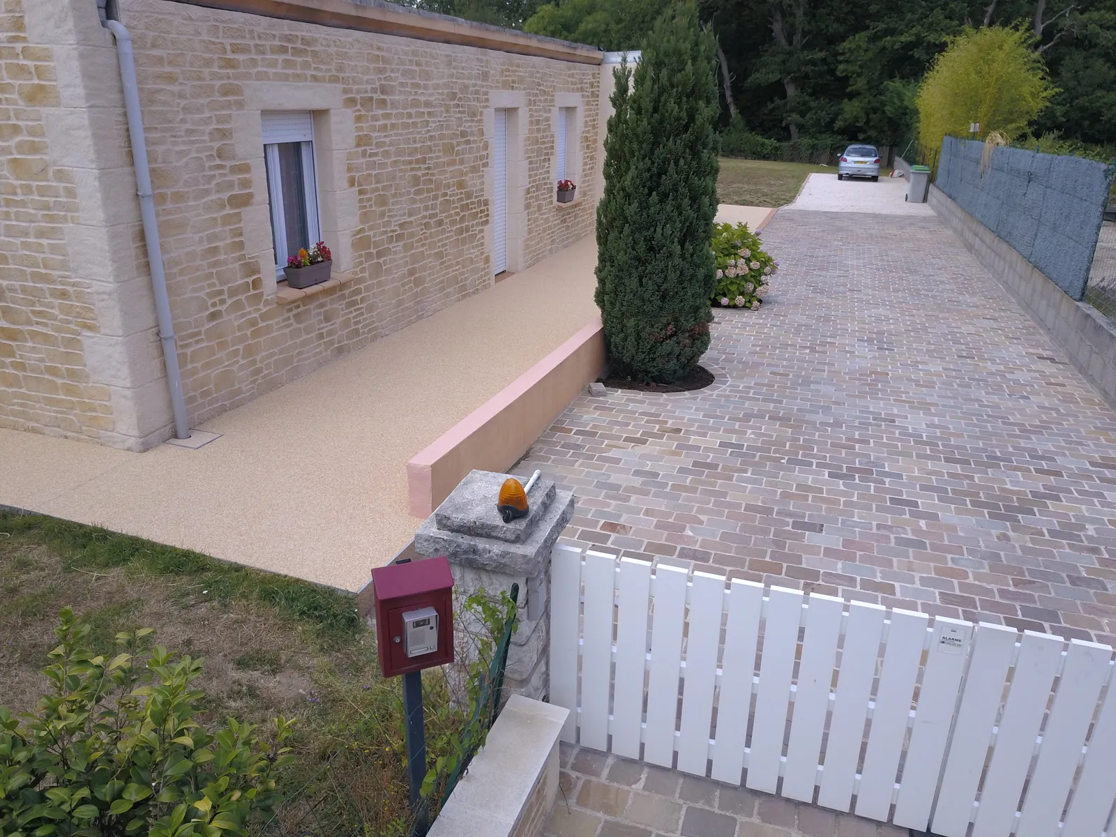 Cheminement en moquette de pierre et cour en pavés