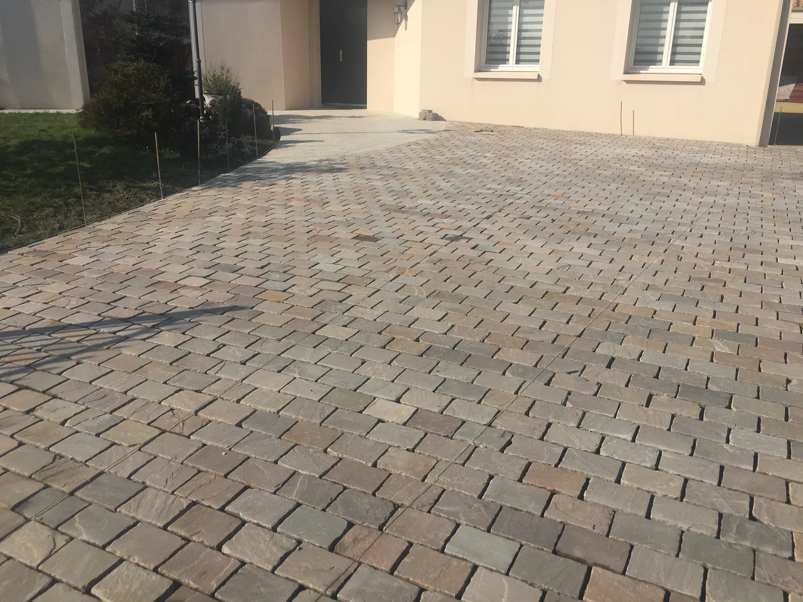 Cour en dallage pavé posé par Floor Expert Design