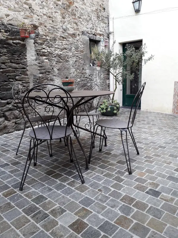 Terrasse en dallage de pavés avec salon de jardin