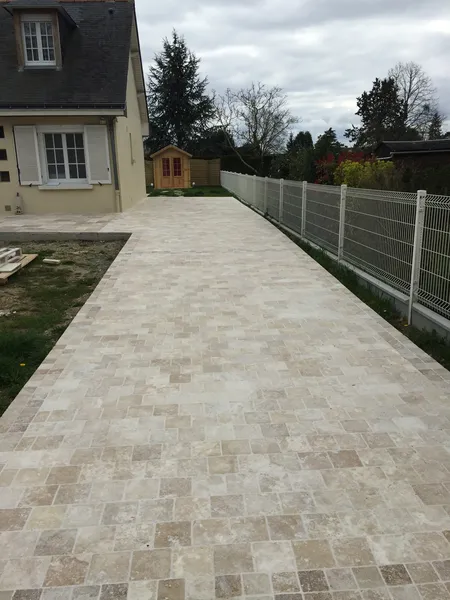 Muret et plage en dalles aspect travertin