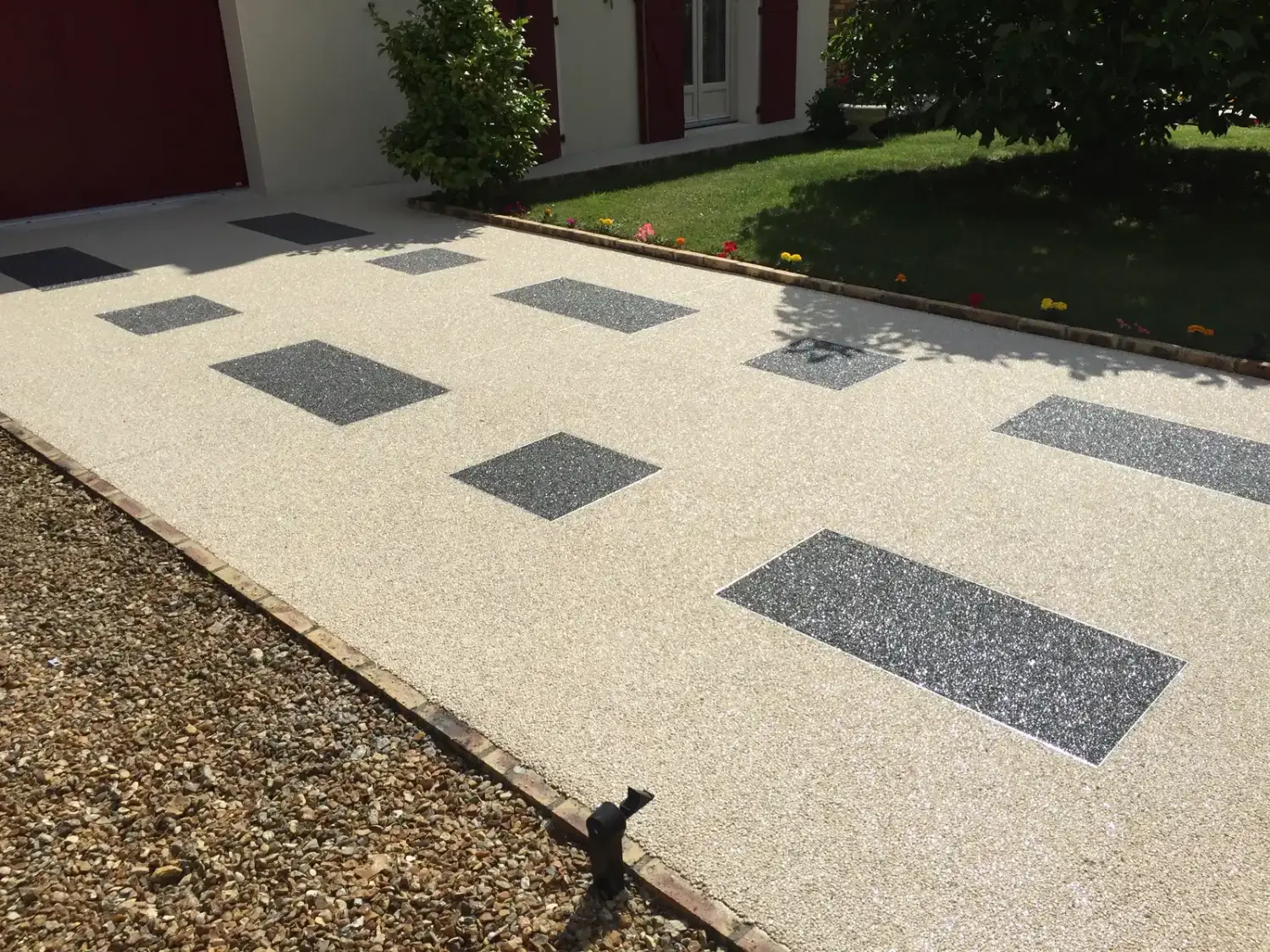 Entrée de maison en moquette de pierre avec motifs, posée par Floor Expert Design