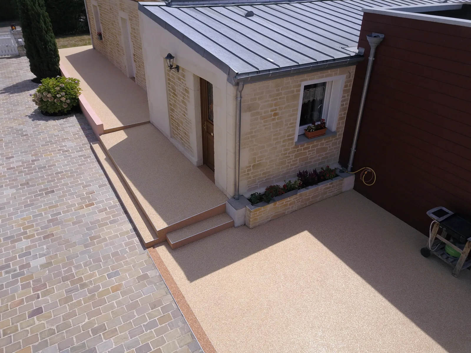 Entrée de maison avec marches en moquette de pierre, vue drone