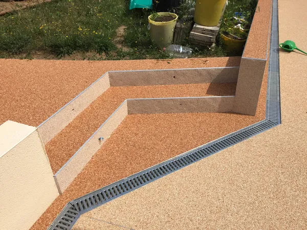 Marches en moquette de pierre ocre avec caniveau