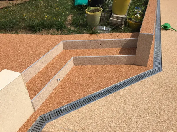 Escalier extérieur en moquette de pierre terracotta avec caniveau