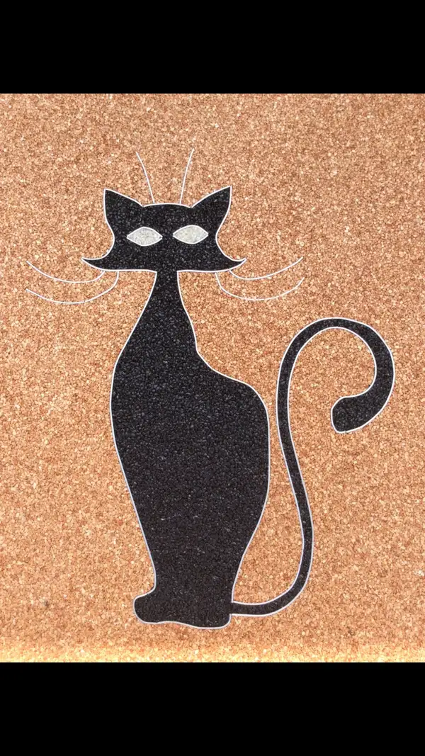 Motif chat incrusté dans une moquette de pierre