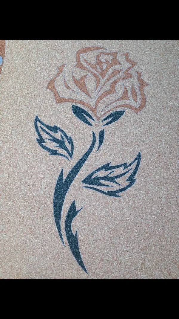 Motif rose incrusté dans une moquette de pierre