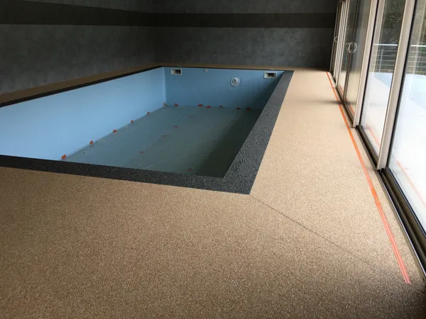 Plage de piscine intérieure en moquette de pierre beige