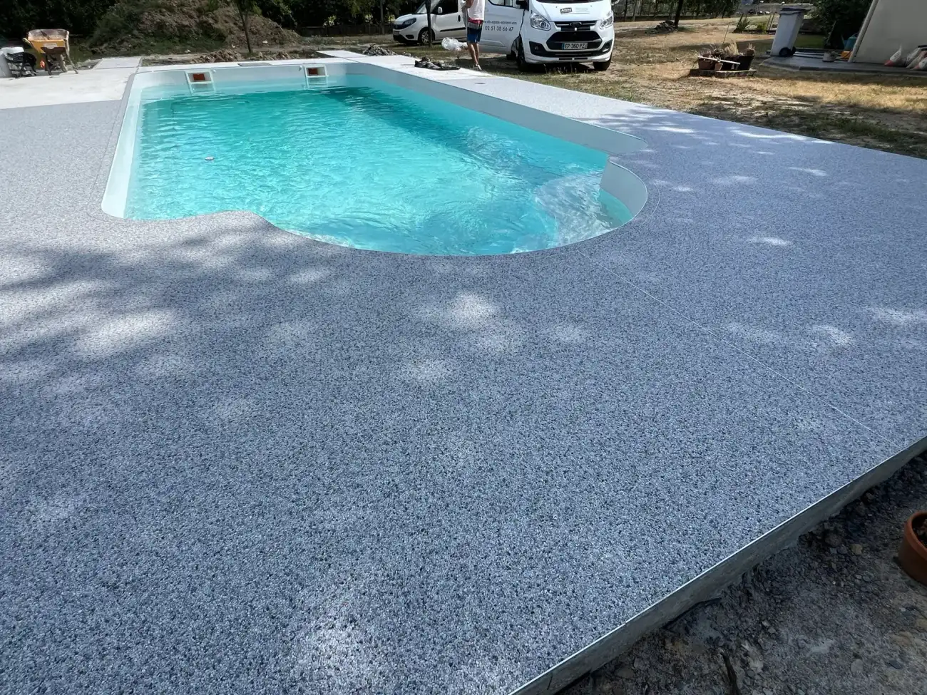 Plage de piscine en moquette de pierre grise