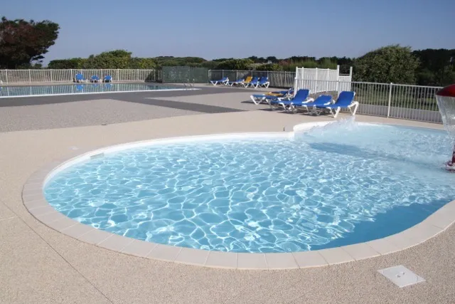 Plage de piscine de camping en moquette de pierre, vue large