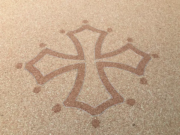 Motif croix occitane incrusté en moquette de pierre