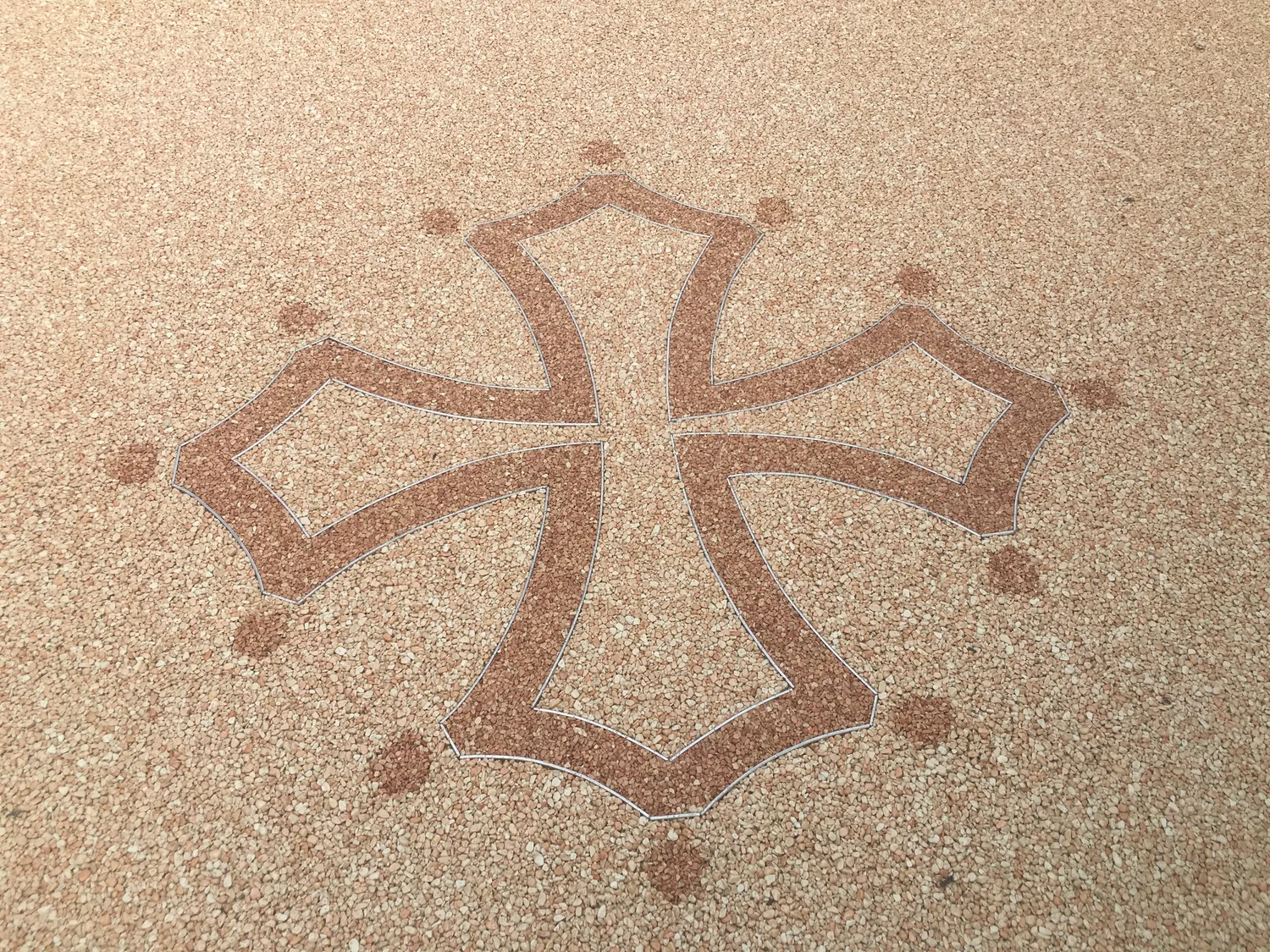 Motif croix occitane incrusté en moquette de pierre
