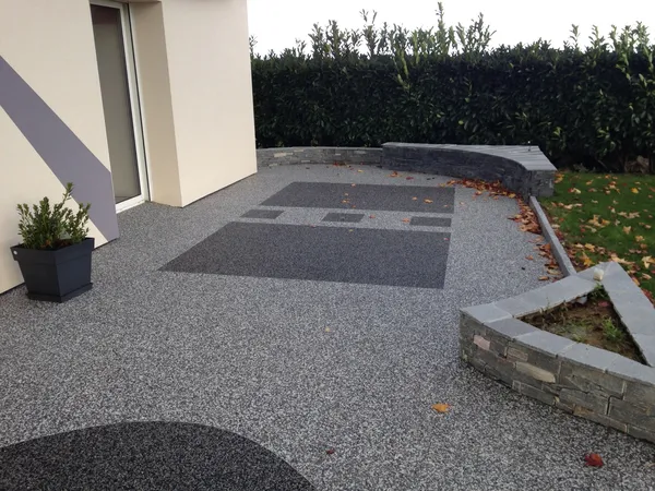 Terrasse en moquette de pierre sombre avec motif
