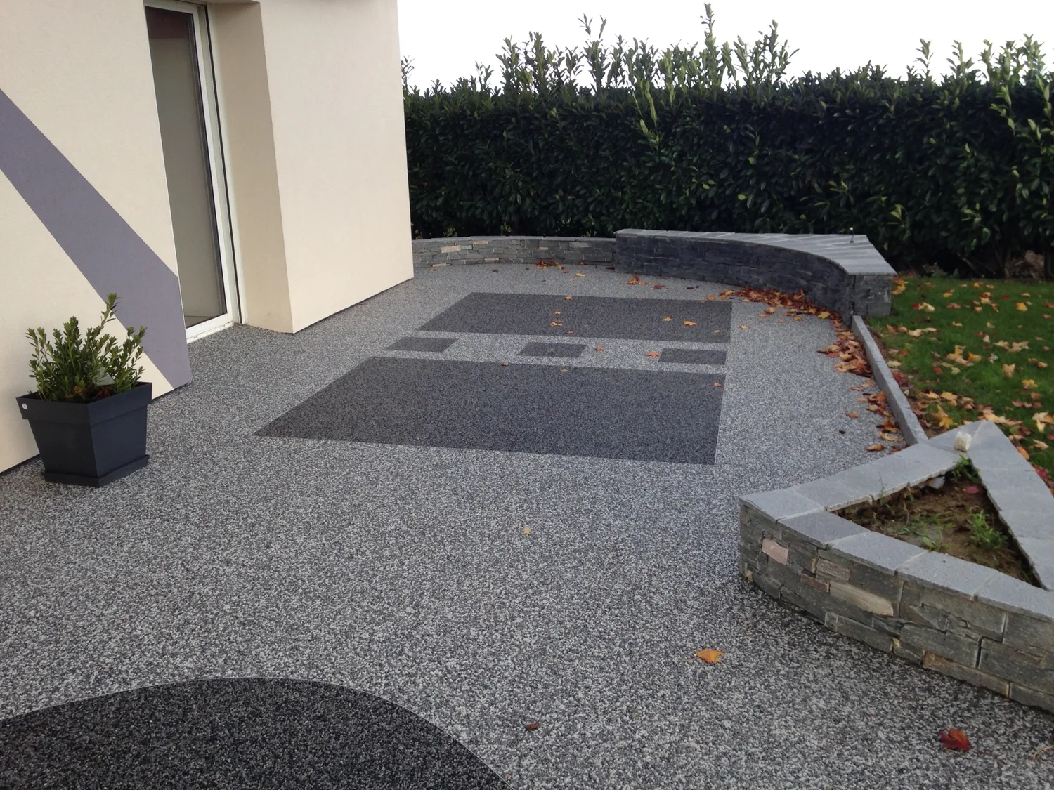 Terrasse en moquette de pierre sombre avec motif
