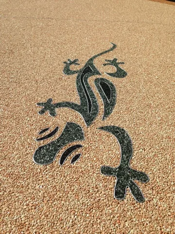 Motif gecko incrusté en moquette de pierre