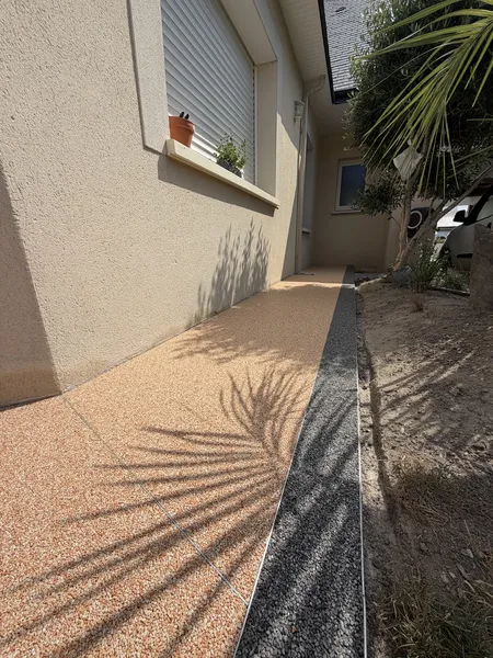 Muret et terrasse en moquette de pierre beige