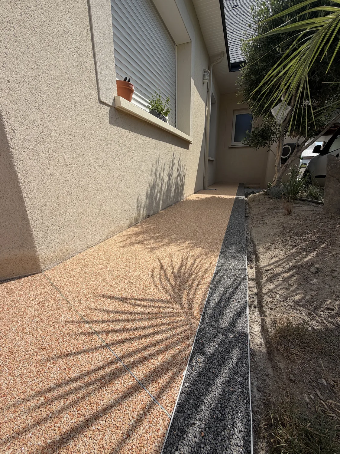 Muret et terrasse en moquette de pierre beige