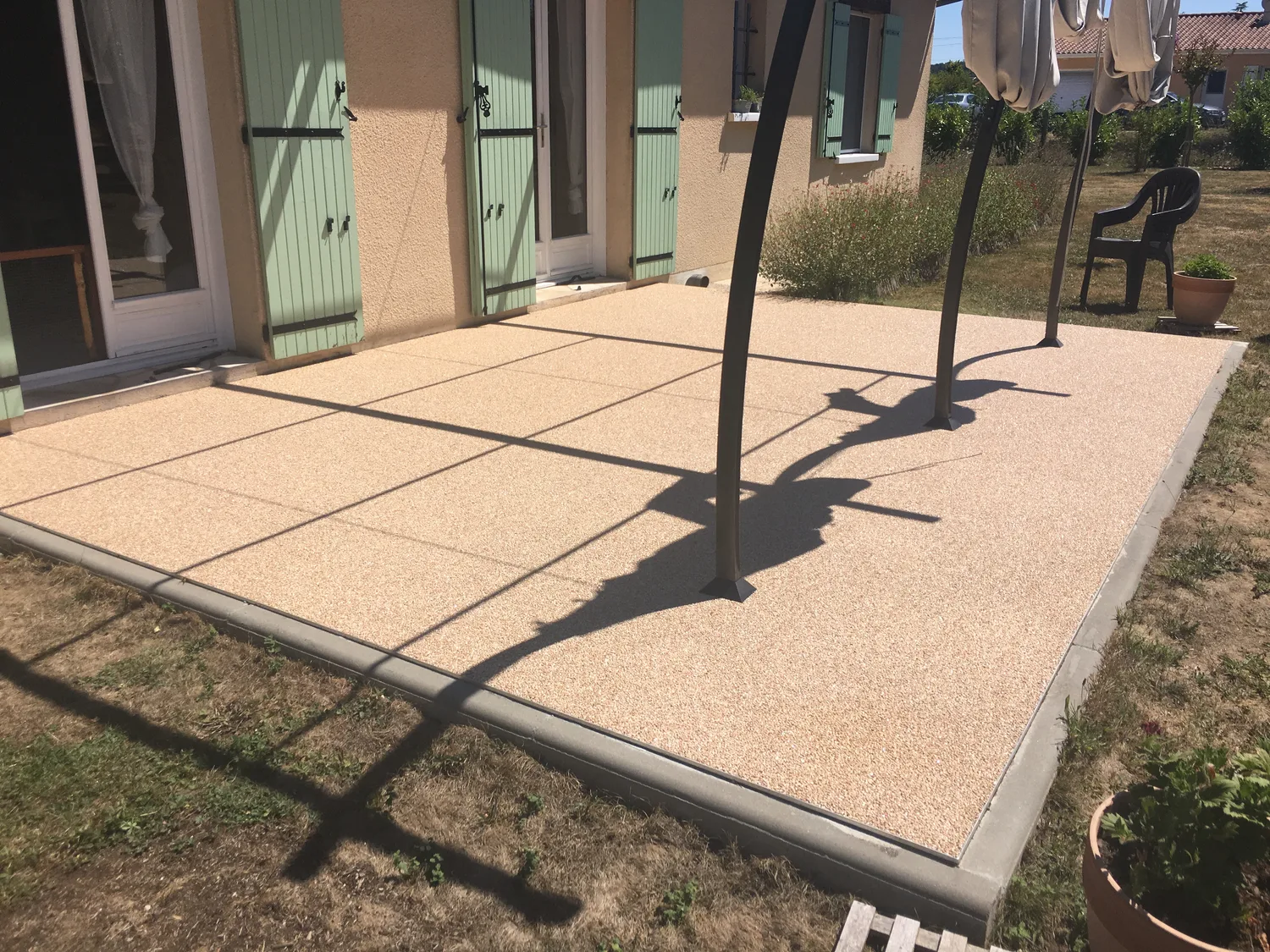 Terrasse en moquette de pierre avec pergola