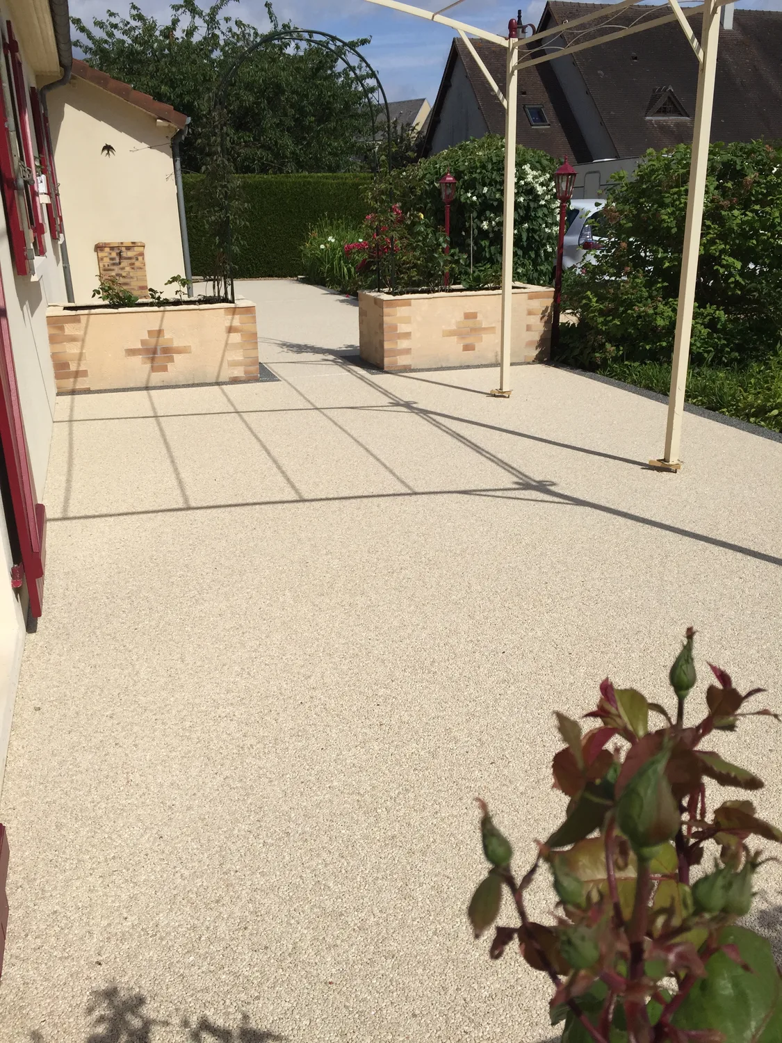 Terrasse en moquette de pierre avec rosier grimpant