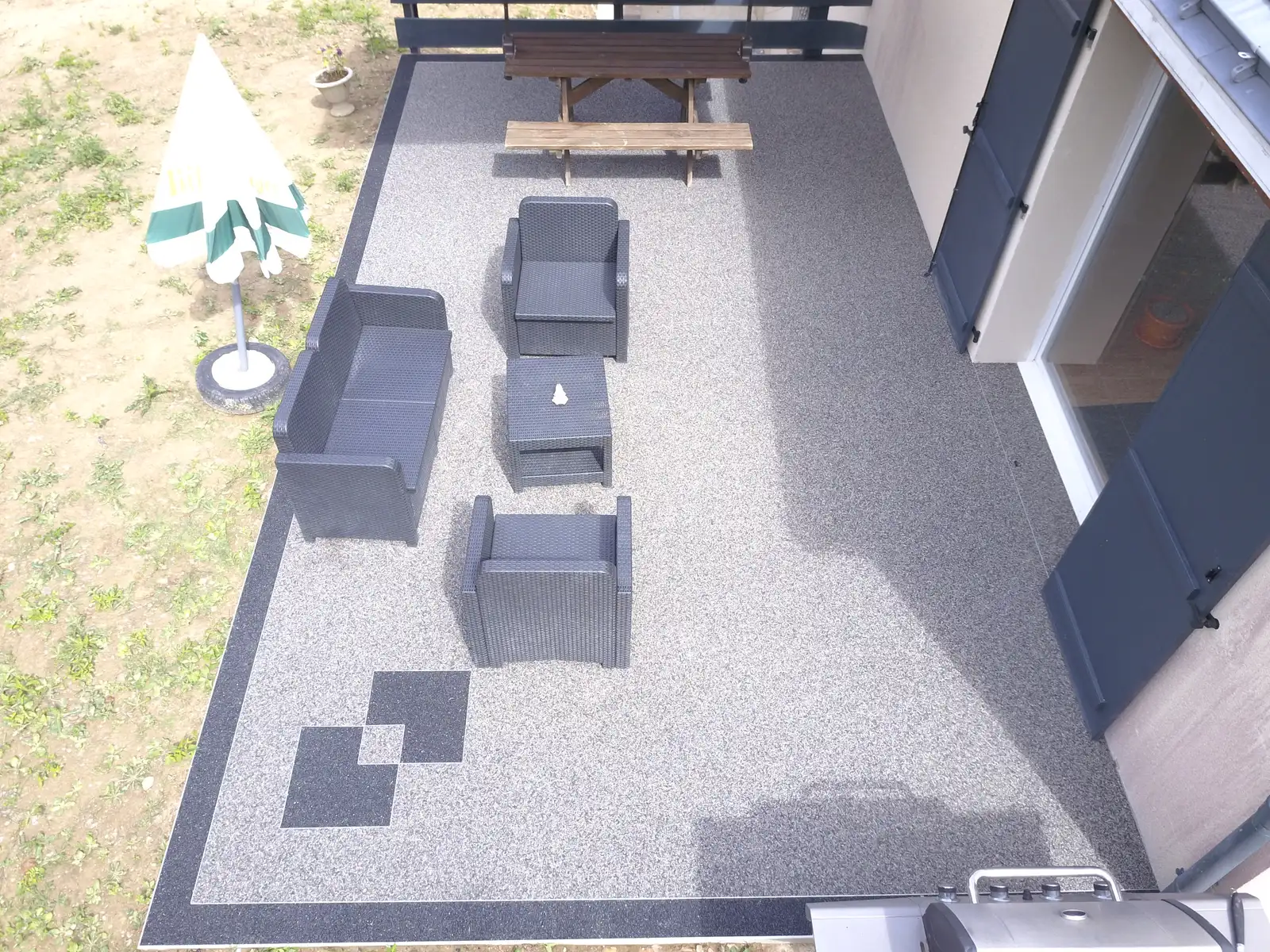 Terrasse en moquette de pierre grise avec motif décoratif, vue drone